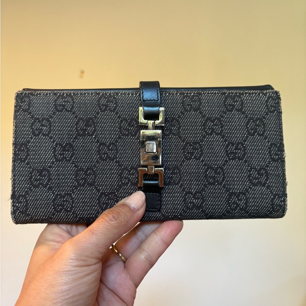 Gucci Women's Wallet - INCLUDES COA AND CHAIN